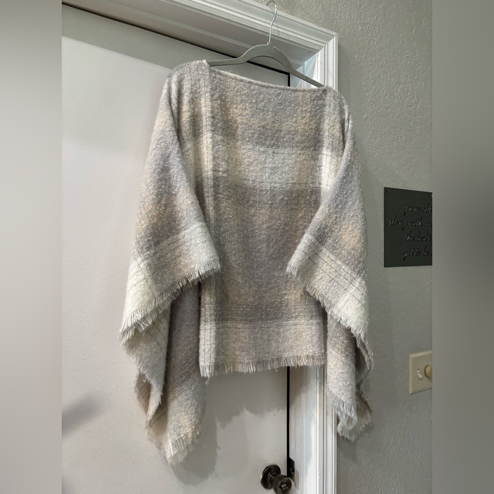 J.Jill (L) Cozy Gray Plaid Poncho - Very Stylish and Comfy
